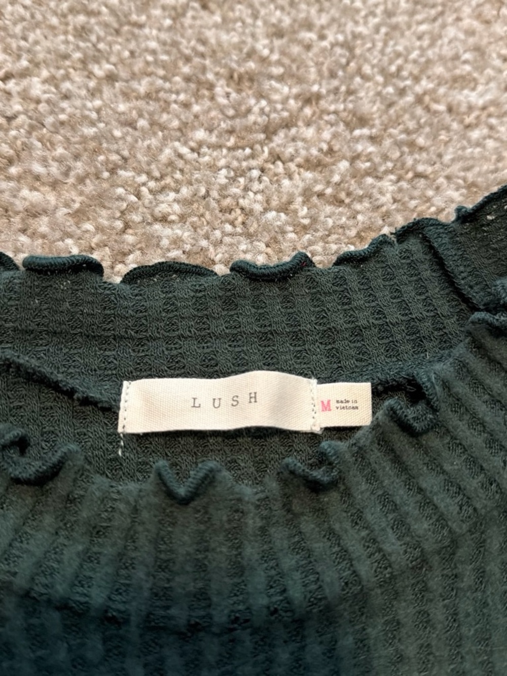 Lush Dark Green Ribbed Lettuce-Edge Top - Picture 3 of 3